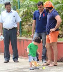 પિતા સૈફ અલી ખાન સાથે બેડમિન્ટન રમતો જોવા મળ્યો તૈમુર, જુઓ તસવીરો