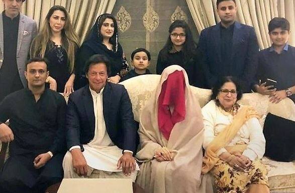 ઇમરાન ખાને ચાલુ વર્ષે ફેબ્રુઆરીમાં લાહોરમં મનેકા સાથે નિકાહ કર્યા હતા. તે ઈસ્લામની સૂફી શાખાની લોકપ્રિયા વિદ્વાન અને ધર્મગુરુ છે. પીટીઆઈ પ્રમુખ સાથે નિકાહ છતાં મનેકા રાજનીતિમાં કોઈ સક્રિય ભૂમિકા નથી ભજવી રહી.