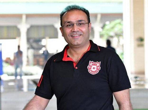 નવી દિલ્હીઃ ટીમ ઈન્ડિયાનો પૂર્વ ઓપનર વિરેન્દ્ર સેહવાગ તેના ટ્વિટ માટે જાણીતો છે. તાજેતરમાં તેણે પ્રાઈમરી શાળાના બાળકોના પુસ્તકને લઈ ટ્વિટ કર્યું છે. સેહવાગે ઈંગ્લિશ મીડિયમની ટેક્સ્ટ બુકમાં આપવામાં આવેલા કન્ટેન્ટ પર સવાલ ઉઠાવ્યા છે.