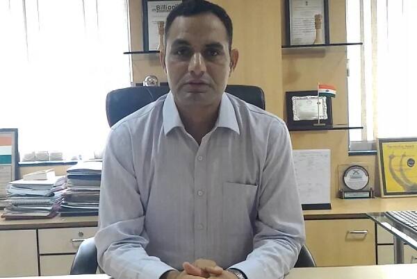 અમુક વિધ્નસંતોષીઓ આવા અધિકારીઓને હટાવવામાં કામે લાગી ગયા છે જેને લઈને લોકોમાં રોષ જોવા મળી રહ્યો છે. જોકે એકાએક બન્ને અધિકારીઓની બદલીઓના ભણકારા શહેરીજનો સુધી પહોંચી જતાં બદલીઓ અટકાવવા માટે શહેરીજનોએ સોશિયલ મીડિયામાં જબરદસ્ત મારો ચલાવ્યો છે અને પ્રજાને જાગૃત થવા અપીલ કરી છે.