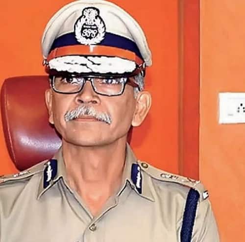 આવુ ચાલુ રહેશે તો ક્યારેક ઈમરજન્સી ફોન આવશે તો મારે ટાળવો પડશે. સારી કામગીરી બિરદાવવાનું ટાળો. કમિશનર તરીકે મારા ધ્યાન પર લાવવા જેવી ગંભીર બાબત લાગે તો જ મને ફોન કરવો. ચાર મહિના પહેલા એમ્પેનલમેન્ટમાં મારું નામ આવ્યું છે. કેન્દ્રને મારી સેવાની જરૂર જણાશે તો મારી બદલી ત્યાં થઈ શકે. પરંતુ ટ્રાફિકની ઝુંબેશને અનુલક્ષીને કોઈ બદલી નથી.