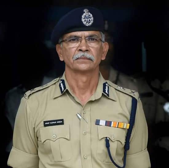 પોલીસ કમિશનર એ.કે.સિંઘે જણાવ્યું હતું કે, મારી પર અભિનંદન, શુભેચ્છા આપવા છેલ્લા બાર કલાકમાં દર બે સેકન્ડે એક ફોન આવે છે. લોકોની લાગણીને બિરદાવુ છું પણ મારી નાગરિકોને વિનંતી છે કે, તમારે પોલીસની મદદ જોઈતી હોય તો 100 નંબર પર ડાયલ કરો, ટ્રાફિકની સમસ્યા હોય તો 1095 પર ફોન કરે, મારી કામગીરીને બિરદાવવા કે અભિનંદ આપવા મને કોઈ નાગરિક ફોન કરે નહીં.