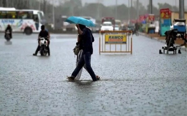 અમદાવાદમાં વાદળોની ગેરહાજરીને કારણે ગરમીનો પારો 35 ડિગ્રીની આસપાસ નોંધાયો હતો. સોમવારે અમદાવાદનું મહતમ તાપમાન 34.3 ડિગ્રી નોંધાવાની સાથે વાદળછાયા વાતાવરણથી ગરમી-બફારાનું પ્રમાણ ઘટ્યું હતું. આગામી બેથી ચાર દિવસો દરમિયાન હળવા વરસાદની સંભાવના હવામાન વિભાગે વ્યક્ત કરી છે.