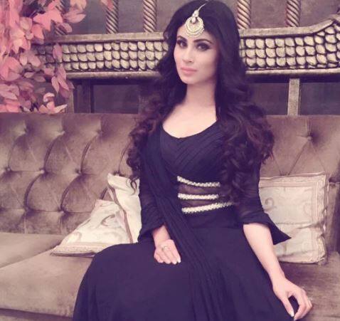  મુંબઈ: ટીવી સીરિયલ બાદ ફિલ્મોમાં એન્ટ્રી કરનારી અભિનેત્રી મૌની રોય કરણ જોહરના પ્રોડકશનમાં બની રહેલી ફિલ્મ 'બ્રહ્માસ્ત્ર'માં અમિતાભ બચ્ચન, રણવીર કપૂર, આલિયા ભટ્ટ અને નાગાર્જુન સાથે કામ કરી રહી છે. હાલમાં તે અક્ષય કુમાર સાથેની ફિલ્મ 'ગોલ્ડ'નું પ્રમોશન કરી રહી છે. 