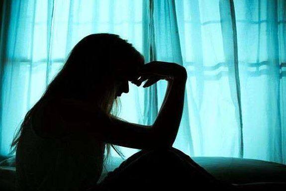 ઈન્દોરઃ ઉત્તરપ્રદેશ સરકારના વાણિજ્ય કર વિભાગમાં નોયડામાં ફરજ બજાવતાં ડેપ્યુટી કમિશ્નર પંકજ કુમાર સિંહ (42) પર તેની 38 વર્ષીય એક મહિલા ઓફિસરે કથિત રૂપે બળાત્કાર કરવાનો આરોપ લગાવ્યો છે. આ અંગે આરોપી સામે મામલો નોંધી ધરપકડ કરી લેવામાં આવી છે.