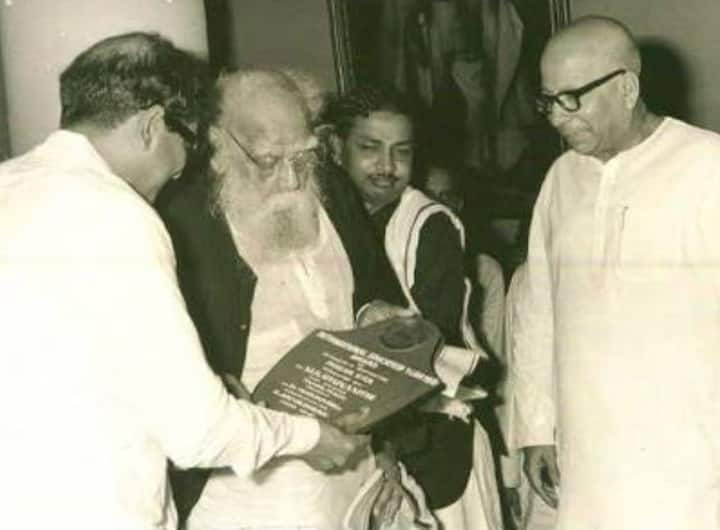 એક રાજનેતા સાથે કરુણાનિધિ તમિલ સિનેમા જગતમાં એક નાટ્યકાર અને પટકથા લેખક પણ રહ્યા હતા. તેમના પ્રશંસક તેમને કલાઇનાર કહીને બોલાવતા હતા. તેનો મતલબ તમિલમાં વિદ્વાન થાય છે. પ્રથમ વખત કરુણાનિધિએ 1969માં મુખ્યમંત્રી પદના શપથ લીધા હતા. જે બાદ તેઓ 1971, 1989, 1996 અને 2006માં સીએમ તરીકે ચૂંટાયા હતા. આ ઉપરાંત તેઓ વિપક્ષ નેતા પણ રહ્યા હતા.