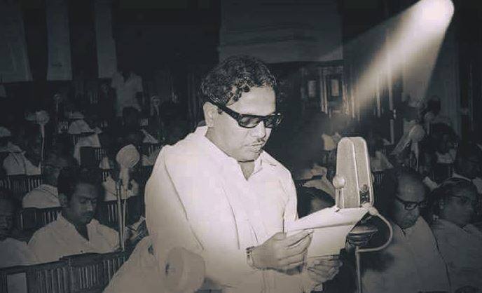 કરુણાનિધિ તિરુચિરાપલ્લી જિલ્લામાંથી કુલિથાલાઇ વિધાનસભામાં 1957માં તમિલનાડુ વિધાનસભામાં પ્રથમ વખત ચુંટાયા હતા. જે બાદ તેમનો વિજય રથ આગળ વધતો રહ્યો અને દરેક ચૂંટણીમાં જીત મેળવી.