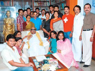 કરુણાનિધિએ ત્રણ લગ્ન કર્યા હતા. તેમની પ્રથમ પત્ની પદ્માવતી, બીજી પત્ની દયાલુ અમ્માલ અને ત્રીજી પત્ની રજતિ અમ્માલ છે. તેમને ચાર પુત્ર અને બે પુત્રીઓ છે. એમકે મુથુ પદ્માવતીના પુત્ર છે. જ્યારે એમકે સ્ટાલિન, એમકે અલાગિરી, એમકે તમિલરાસુ અને પુત્રી સેલ્વી દયાલુ અમ્માલના સંતાનો છે. તેમની ત્રીજી પત્ની રજતિથી પુત્રી કનિમોઝી છે.