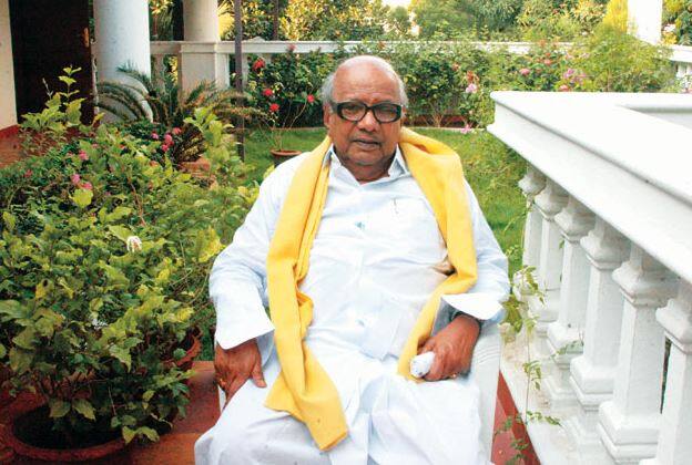 ચેન્નઈઃ દ્રવિડ યોદ્ધા કહેવાતા DMK પ્રમુખ અને તમિલનાડુના 5 વખતના પૂર્વ મુખ્યમંત્રી એમ કરૂણાનિધિએ મંગળવારે સાંજે 94 વર્ષની વયે ચેન્નઈની કાવેરી હોસ્પિટલમાં અંતિમ શ્વાસ લીધા હતા. છેલ્લા થોડા દિવસોથી તેઓ બીમાર હતા. દક્ષિણની રાજનીતિના સૌથી મોટા નેતાઓ પૈકીના એક હતા. કરૂણાનિધિએ દ્રવિડ રાજનીતિના પ્રચાર-પ્રસાર માટે ફિલ્મ અને નાટકોનો પણ સહારો લીધો હતો. 