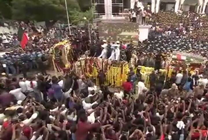  નોંધનીય છે રાજ્ય સરકારે મરીના બીચ પર સમાધિ બનાવવાને લઈને વિરોધ કર્યો હતો જેને મદ્રાસ હાઇકોર્ટે વિરોધને ફગાવીને કરુણાનિધિની અંત્યેષ્ટિ મરીના બીચ પર કરવા મંજૂરી આપી હતી. DMK દ્વારા દિવંગત સીએમના અંતિમ સંસ્કાર મરીના બીચ પર કરવા અરજી દાખલ કરી હતી. પરંતુ રાજ્ય સરકારે અરજીનો વિરોધ કરી પ્રોટોકોલનો તર્ક આપ્યો હતો. રાજ્ય સરકારના વકીલે કોર્ટમાં જણાવ્યું કે, પૂર્વ સીએમની અંતિમવિધ મરીના બીચ પર ન કરી શકાય પરંતુ હાઇકોર્ટે તે વાત માની નહોતી.