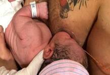 વિશ્વમાં પહેલી વાર પુરુષે બાળકને કરાવ્યું ‘સ્તનપાન’, તસવીરો થઈ વાયરલ