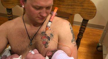  મેક્સમિલિયનને જણાવ્યું કે, થોડા સમય પછી નર્સે એક અજીબો ગરીબ પ્રશ્ન પૂછ્યો હતો. નર્સે મેક્સમિલિયનને પૂછ્યું કે, તમે છાતી પર નિપલ લગાવીને દૂધ પીવડાવી શકો છો? નર્સના પ્રશ્ન પર મેક્સમિલિયનને તરત જ તૈયારી દાખવી હતી. ત્યારબાદ મેક્સમિલિયનને બાળકીની માતા બનાવવાની તૈયારી શરૂ થઇ ગઇ હતી. નર્સે એક પ્લાસ્ટિકની નિપલને મેક્સમિલિયનની છાતી પર ચિપકાવી દીધઈ. અને એક નળી સાથે જોડી દીધી. મેક્સમિલિયને જણાવ્યું કે, બાળકને સ્તનપાન કરાવનાર તેઓ દુનિયાના પહેલા પિતા બન્યા છે. આ સાથે તેમણે કહ્યું કે, મારી જગ્યાએ કોઇ બીજો હોત તો આમ જ કરત.