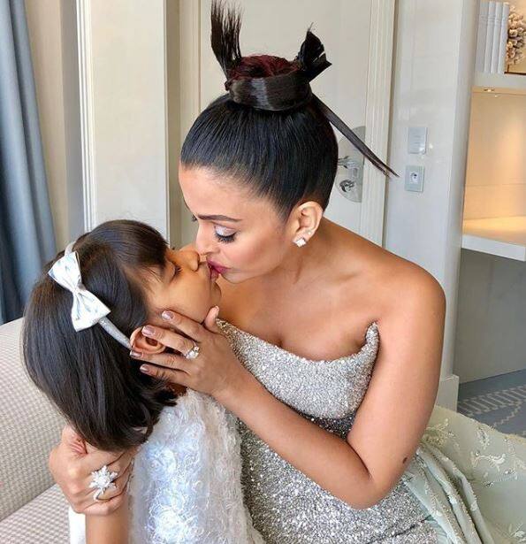 ફિલ્મ જોયા બાદ દીકરીના રિએક્શન વિશે જણાવતા ઐશ્વર્યાએ કહ્યું કે, મને લાગે છે કે તેની સ્માઈલે બધું જ કહી દીધું. ફન્ને ખાંનાં એક ગીતના શૂટિંગ દરમિયાન તેણે મને જોઈ હતી. જ્યારે આરાધ્યાને ખબર પડી કે ફિલ્મનું સ્ક્રીનિંગ થવાનું છે. તેણે મૂવી જોવાની ઈચ્છા વ્યક્ત કરી.