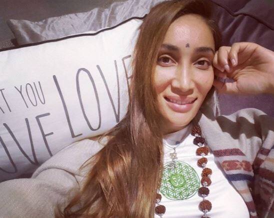 સોફિયાના પતિએ તેને ઘરમાં જ ચોરી કરવા બદલ બહાર કાઢી મુકી હતી. તેણે કહ્યું કે મારા પતિએ લગ્નની વીંટી અને રોલેક્સ ઘડિયાળ પણ વેચવાની કોશિશ કરી હતી. એક્સ મોડલે એવો પણ આરોપ મુક્યો કે તણાવ અને આઘાતના કારણે તેણે પોતાનું બાળક પણ ગુમાવી દીધું હતું.