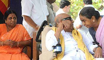 કરૂણાનિધિએ પોતાની પાર્ટી ડીએમકે તરફથી ચલાવવામાં આવેલી ઝુંબેશમાં સ્વંય મર્યાદા કલ્યાણમ હેઠળ રજતિ અમ્મલ સાશે લગ્ન કર્યા હતા પણ કાનૂની રીતે ત્રીજી પત્ની રજતિ અમ્મલને પત્ની તરીકે સ્વીકારી નહોતી. રજતિ સાથે તેમણે ફ્રેન્ડશીપના કરાર કર્યા હતા અને તેની સાથે જ રહેતા હતા.