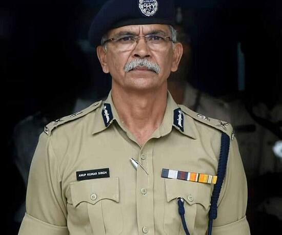 એ.કે.સિંઘ ગાંધીનગર ખાતે કાર્યરત ડી.જી.ઓફિસના એડિશનલ ડી.જી.(ટેક્નિકલ સર્વિસિઝ), સુરત રેન્જ આઈ.જી., ગાંધીનગર ઈન્ટેલિજન્સ બ્યુરોના આઈ.જી.પી., વડોદરા ડીસીપી, કચ્છ એસ.પી. અને કચ્છ રેન્જ ડી.આઈ.જી. તરીકે ઉત્કૃષ્ટ કામગીરી કરી ચૂક્યા છે. આ ઉપરાંત તેઓ વડાપ્રધાન સહિતના વી.વી.આઈ.પી.ની સલામતી વ્યવસ્થા સંભાળતા સ્પેશિયલ પ્રોટેક્શન ગ્રુપના આઈ.જી. તરીકે પણ ફરજ નિભાવી ચૂક્યા છે.