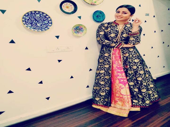 થોડાક સમય પહેલા તેને માલદીવમાં વેકેશન દરમિયાન પણ પોતાનું હૉટ ફોટોશૂટ કરાવ્યું હતું, આમાં તેને બ્લેક બિકીની પહેરીને પુલ કિનારે મસ્તી સાથેની તસવીરો શેર કરી હતી. 