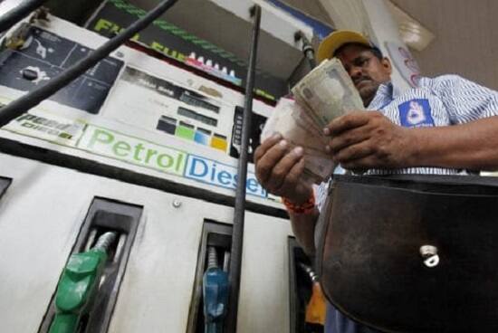 ચાર મહાનગરો અને સૌથી વધુ રાજ્યોની રાજધાનીઓની તુલનામાં દિલ્હીમાં પેટ્રોલ-ડિઝલના ભાવ ઓછા છે, કારણ કે દિલ્હીમાં આ ઉત્પાદનો પર વેટ ઓછો છે.