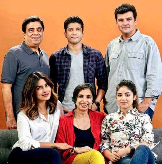 મુંબઈઃ સલમાન ખાનની ફિલ્મ ભારત છોડીને પ્રિયંકા ચોપડાએ ફરહાન અખ્તર, ઝાયરા વસીમ અને સોનાલી બોસનું ‘ધ સ્કાઈ ઈઝ પિંક’નું શૂટિંગ કરી રહી છે. સત્ય ઘટના પર આધારિત આ ફિલ્મનું શૂટિંગ મુંબઈ, દિલ્હી, લંડન અને અંડમાનમાં થશે.