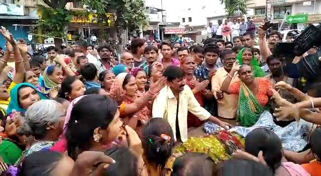 માહિતી પ્રમાણે, અમદાવાદના રાણીપ વિસ્તારમાં દબાણ અને ટ્રાફિક ઝૂંબેશ અંતર્ગત પોલીસ વાન વાહન હટાવવા ગઇ હતી. તે દરમિયાન શાક માર્કેટમાં કેટલાક અડચણરૂપ વાહનને હટાવવા માટે જ્યારે રિક્વરી વાન ત્યાં પહોંચી ત્યારે ડરથી લોકો ભાગવા લાગ્યા હતા. 