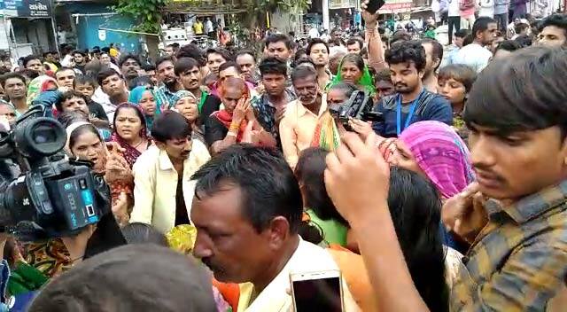 ઉલ્લેખનીય છે કે, અમદાવાદ સહિત ગુજરાતમાં ટ્રાફિક અને દબાણ પર સરકારે ઝુંબેશ હાથ ધરવામાં આવી છે. હાઇકોર્ટની ટકોર પછી અમદાવાદમાં ગેરકાયદે કરાયેલાં દબાણોને દૂર કરવાની પ્રક્રિયા ચાલી રહી છે. અમદાવાદ ટ્રાફિક પોલીસ શહેરના 7 મહત્વપૂર્ણ એરિયામાં ટ્રાફિક ડ્રાઈવ કરશે.