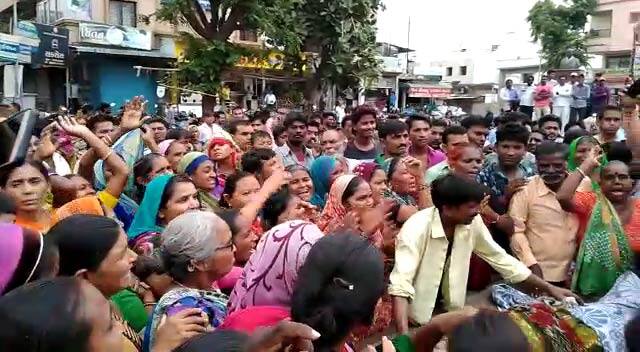 અમદાવાદમાં લાલદરવાજાથી લઈને મેધાણીનગર, દાણીલીમડા અને કાંકરિયામાં ટ્રાફિક પોલીસની સાથે અમદાવાદ કોર્પોરેશન દ્વારા દબાણ હટાવો ઝુંબેશ હાથ ધરવામાં આવી છે.