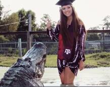 છોકરીને ગ્રેજ્યૂએશનની ડિગ્રી મળી તો ખુશીમાં ને ખુશીમાં તળાવમાં પહોંચી 14 ફૂટ લાંબા મગર સાથે ફોટો ખેંચાવવા ને પછી.....