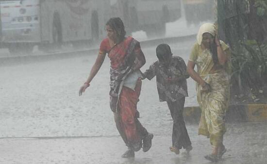 હવામાન વિભાગની આગાહી પ્રમાણે બંગાળની ખાડીમાં નીચે દબાણ સર્જાતા ગુજરાતમાં ફરી વરસાદની બીજી ઈનિંગ શરૂ થશે. બુધવારથી સમગ્ર ગુજરાતમાં સારો વરસાદ થાય તેવી શક્યતા છે.