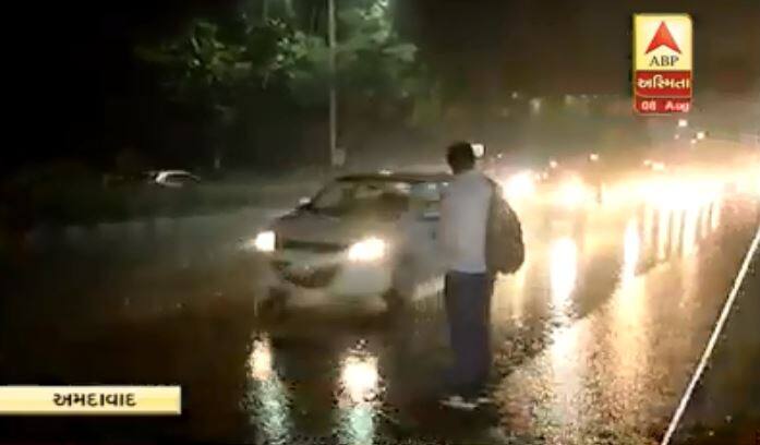 હવામાન વિભાગે 8 તારીખથી ગુજરાતમાં વરસાદની શરૂઆત થશે તેવી આગાહી કરી હતી. દિવસે અનેક વિસ્તારોમાં વરસાદી ઝાપટાં બાદ મોડી સાંજે ધોધમાર વરસાદ વરસ્યો હતો.