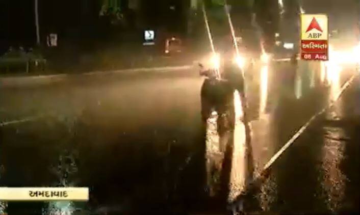 સરખેજ ગાંધીનગર હાઈવે, સાણંદ, બોપલ, સોલા, પ્રહલાદનગર, શીલજ, સેટેલાઈટ સહિત અનેક વિસ્તારમાં વરસાદી માહોલ છવાયો છે. લાંબા વિરામ બાદ ગ્રામ્ય વિસ્તારોમાં પણ વરસાદ વરસતા ખેડૂતોમાં ખુશીની લાગણી છવાઈ છે.