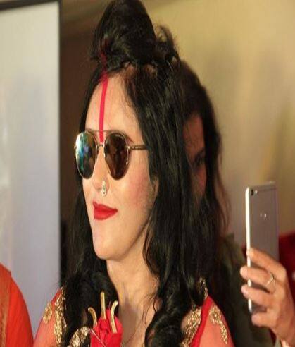 હાલ રાધે માંની તસવીર સોશિયલ મીડિયા પર વાયરલ થઈ રહી છે. અનેક વખત વિવાદમાં આવેલી રાધે માં પર ટૂંક સમયમાં જ વેબ સીરિઝ રિલીઝ થનારી છે. આ વેબ સીરિઝનું નામ ‘રાહ દે મા’ (Raah De Maa) હશે.