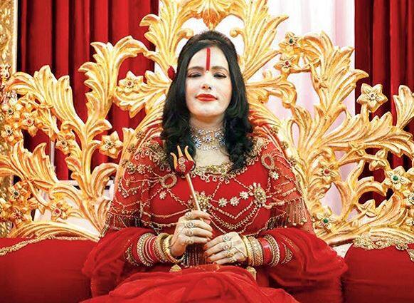 ‘રાધે માં’ પર બનનારી વેબ સારિઝ ‘રાહ દે માં’નું ટ્રેલર રિલીઝ થઈ ચુક્યું છે. જેમાં તેના જીવનમાં આવેલા અનેક ઉતાર ચઢાવ હશે. ઈન્સ્ટાગ્રામ પર સેલિબ્રિટી સ્ટાર્સની એક્ટિવિટીની માહિતા આપનારાં વિરલ ભાયાણીએ ફોટા શેર કરીને લખ્યું, ‘આ કોઈ સત્સંગ નહીં પરંતુ ટ્રેલર લોન્ચિંગ દરમિયાનની તસવીર છે. રાધે માને એરપોર્ટ પર જોતાં જ ઘણી ભીડ એકઠી થઈ હતી. અનેક ટીવી સેલેબ્સ અને વૃદ્ધોએ તેના ચરણ સ્પર્શ કર્યા અને ઘણું સન્માન આપ્યું. પરંતુ અમારા માટે તે હજુ પણ એક રહસ્યમય મહિલા છે.’