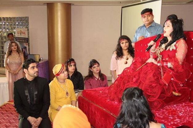 નવી દિલ્હીઃ બોલિવૂડ સ્ટાર્સ જ્યારે કોઈ ઈવેન્ટમાં પહોંચે છે તો ત્યાં હાજર ફેન્સ સીટિઓ વગાડી સ્વાગત કરે છે પરંતુ જ્યારે એક ઈવેન્ટ દરમિયાન ધાર્મિક સાધ્વી રાધે માં પહોંચી તો કઈંક આવું જ જોવા મળ્યું. વિવાદિત સાધ્વી કોઈ સત્સંગ કે ધાર્મિક સ્થાન પર નહીં પરંતુ ટ્રેલર લોન્ચિંગમાં આવી હતી.આ વખતે તેણે કાળા ચશ્મા પહેર્યા હતા.