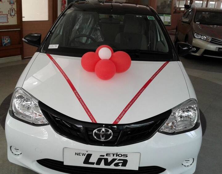 નવી દિલ્હીઃ ટોયોટા કિર્લોસ્કર મોટરે હેચબેકની નવી લિમિટેડ એડિશન વેરિયન્ટ લોન્ચ કરી છે. તેનું નામ Dual-Tone Liva લિમિટેડ રાખવામાં આવ્યું છે. પેટ્રોલ વેરિયન્ટની કિંમત 6.50 લાખ રૂપિયા (એક્સ શોરૂમ) અને ડીઝલ વેરિયન્ટની કિંમત 7.65 લાખ રૂપિયા (એક્સ શોરૂમ) છે.