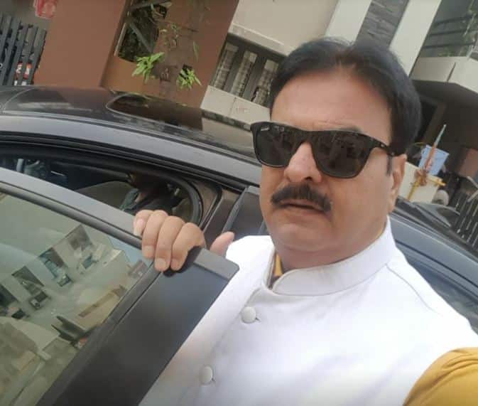 સોનારાની બદલી રોકવા માટે તેમનો આહિર સમાજ મેદાનમાં આવી ગયો છે. આ માટે સોશિયલ મીડિયામાં ઝુંબેશ શરૂ થઈ છે. બુધવારે આહિર સમાજના લોકોએ મોટી સંખ્યામાં ભેગા થઈને મવડી પાસે દેવાયત બોદરની પ્રતિમા પાસે બેઠક યોજી હતી.