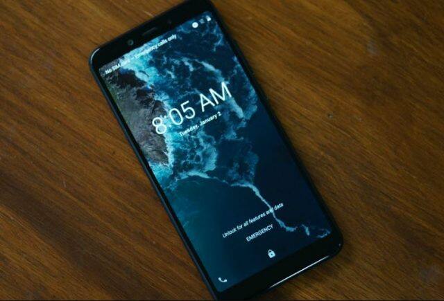  શાઓમી Mi A2માં એન્ડ્રોઈડ 8.1 ઓરિયો OS છે. સ્માર્ટફોન ડ્યૂઅલ સિમ કનેક્ટિવિટી સપોર્ટ કરે છે ઉપરાંત રિયર ફિંગરપ્રિન્ટ સ્કેનર, ફેસ અનલોક, 3.5 એમએમ ઓડિયો જેક તથા યૂએસબી ટાઈપ-સી જેવા કનેક્ટિવિટી ફીચર્સ છે. ફોનમાં 3010 એમએએચ બેટરી છે. ઉપરાંત તેમાં ડ્યૂઅલ 4જી VoLTE, GPS, ગ્લોનાસ બ્લૂટૂથ 5, અને વાઈ-ફાઈ 802.11 જેવા ફીચર્સ આપેલા છે.