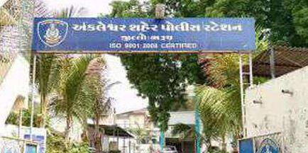 જુગારનો અડ્ડો ચાલતો હતો તે ખેતર સેલંબાના આદમ વરીયાની માલિકીનું છે. બનાવ સંદર્ભમાં સ્ટેટ મોનીટરીંગ સેલે અંકલેશ્વર તાલુકા પોલીસ સ્ટેશનમાં ફરિયાદ નોંધાવી છે. બનાવ બાદ ભરૂચ એસપીએ તાત્કાલિક અસરથી પીઆઇ સહીત 09ને સસ્પેન્ડ કરી દીધા હતાં.