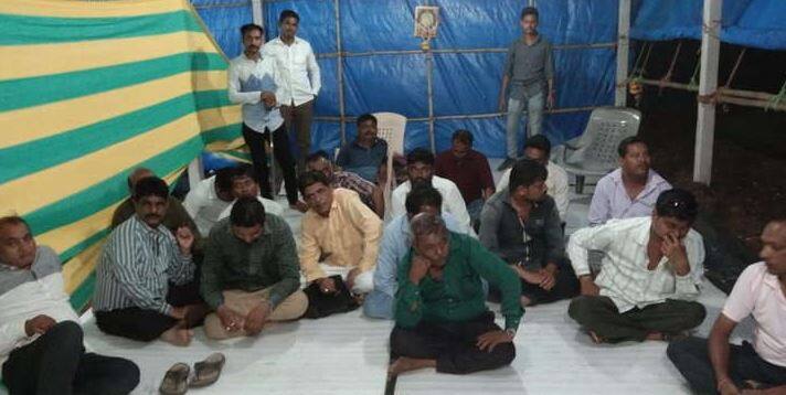 અંકલેશ્વર: અંકલેશ્વરના ભાદી ગામમાં મંડપ બાંધીને જુગાર રમાડાતો હતો અને સુરત, ભરૂચ સહિતનાં દક્ષિણ ગુજરાતનાં શહેરોમાંથી જુગારીઓ રમવા આવતા હતા. છ મહિનાથી ચાલતા આ જુગારના અડ્ડા પર સ્ટેટ મોનીટરીંગ સેલે દરોડો પાડી 19 જુગારીઓને 25.52 લાખ રૂપિયાના મુદામાલ સાથે ઝડપી પાડયાં હતાં.