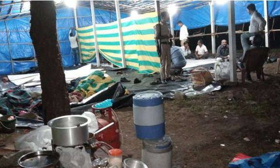 મંગળવારે રાત્રીના બનેલી ઘટના બાદ બુધવારે અંકલેશ્વર તાલુકા પીઆઇ, પીએસઆઇ સહિત નવ પોલીસને ભરૂચ એસપી રાજેન્દ્રસિંહ ચુડાસમાએ તાત્કાલિક અસરથી સસ્પેન્ડ કરી દીધા હતાં. એલસીબીના એક હેડ કોન્સટેબલની બદલી કરી નાંખી હતી. ખેતરમાં મંડપ બનાવી જુગાર રમાડતા બે સૂત્રધાર ફરાર થઇ ગયાં છે.