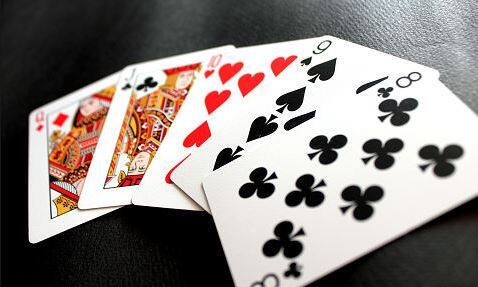 આ જુગારધામમાં બહારથી જુગારીઓ જુગાર રમવા આવતા અને તેમને મંડપમાં જ બધી સુવિધા પુરી પાડવામાં આવતી હતી. તેઓ રોકડા રૂપિયા આપી ટોકન લઇને તીન પત્તીનો જુગાર રમતાં હતાં કલેશ્વરના ભાદી ગામે રહેતો શૌકત ભાદીકર અને સુરતનો કાદર ભાદી ગામની સીમમાં ખેતરમાં મંડપ બનાવી જુગાર રમાડતા હતા.