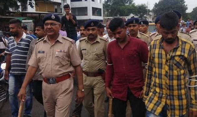 ગેંગ રેપનો ભોગ બનેલી યુવતી પર થયેલા અત્યાચારની વાત તેનાં માતા પિતાને કરાઇ નથી. ઘટનાની જાણ થતાં પીડિતાના આણંદમાં રહેતા સાસુ-સસરા વડોદરા દોડી આવ્યા હતા. પીડિતાના પાંચ માસ પહેલાં જ લગ્ન થયા હતા અને વડોદરામાં દોઢ બે માસથી રહેવા આવ્યા હતા. પીડિતાએ ધોરણ-10 સુધીનો અભ્યાસ કર્યો છે.