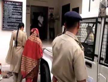 વડોદરાઃ વડોદરામાં ત્રણ હવસખોરોનો ભોગ બનેલી યુવતીએ પોતાના દર્દનાક અનુભવ અંગે મીડિયા સાથે વાત કરી છે. યુવતીએ જણાવ્યું કે, આ નરાધમોએ અમને રાત્રે અમને લૂંટી લીધા પછી મારા પતિને ભગાડી મૂક્યા હતા. એ પછી તેમણે મને કહ્યું કે, કપડાં કાઢી નાંખ, અમારે તારા પર બળાત્કાર કરવો છે.