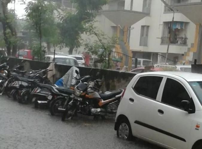 દાહોદ શહેર ધીમી ધારે વરસાદની શરૂઆત થઈ હતી. લાંબા વિરામ બાદ મેઘરાજાના આગમનથી વાતાવરણમાં ઠંડક પ્રસરી હતી. ગરમી અને ઉકળાટથી લોકોને મોટી રાહત મળી હતી. વરસાદના કારણે ધરતીપુત્રોમાં ખુશીનો માહોલ જોવા મળ્યો છે.