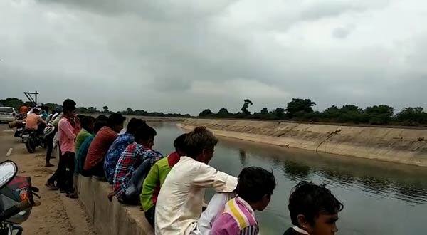 આ અંગેની વિગતો એવી છે કે, કાંકરેજ તાલુકાના ચાંગા ગામની બે યુવતીઓએ અગમ્ય કારણોસર નર્મદા કેનાલમાં ઝંપલાવ્યું હતું. હાલ, કેનાલ પાસે મોટી સંખ્યામાં લોકો હાજર છે. જોકે, હજુ સુધી યુવતીઓની કોઈ ભાળ મળી નથી. આ યુવતીઓ કોણ છે, તે પણ હજુ જાણી શકાયું નથી. 