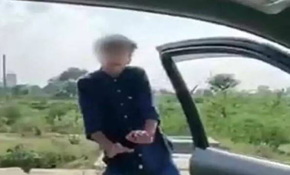 મુંબઈ: સોશિયલ મીડિયા પર કિકિ ચેલેન્જનો ક્રેઝ ચાલી રહ્યો છે. આ ચેલેન્જમાં લોકો ચાલુ કારમાંથી ઉતરીને રસ્તા પર ડાન્સ કરવા લાગે છે. જ્યારે કારમાં બેસેલી અન્ય વ્યક્તિ તેનો વીડિયો ઉતારે છે. આ ચેલેન્જના ચક્કરમાં અનેક લોકો ઈજાગ્રસ્ત થયા હોવાની પણ ખબરો સામે આવી છે.