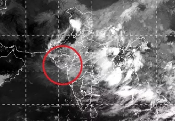 અમદાવાદ: હવામાન વિભાગે સૌરાષ્ટ્ર અને દક્ષિણ ગુજરાતના કેટલાક વિસ્તારમાં ભારે વરસાદની કરી આગાહી કરી છે. સુરેંદ્રનગર, ડાંગ, તાપી સહિતના જિલ્લામાં મન મુકીને મેધરાજા વરસી શકે છે.