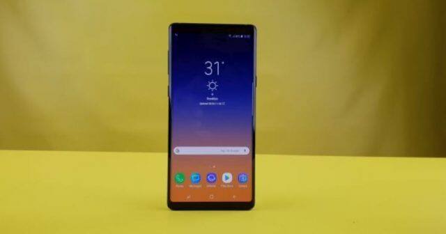 નવા સેમસંગ ગેલેક્સી નોટ 9 ફેબલેટમાં 6.4 ઈંચની ક્વો એચડી+ સુપર એમોલેડ ડિસ્પલે છે. આ હેંડસેટમાં 2.7 ગીગા હર્ટ્ઝ ઓક્ટા-કોર એક્સીનોસ 9810 પ્રોસેસર આપેલું છે. ફોન 6જીબી રેમ અને 128જીબી ઈનબિલ્ટ સ્ટોરેજ ઉપરાંત 8જીબી રેમ અને 512જીબી ઈનબિલ્ટ સ્ટોરેજનાં ઓપ્શન સાથે મળશે. બંને વેરિયન્ટ્સની સ્ટોરેજને માઈક્રોએસડી કાર્ડ દ્વારા 512જીબી સુધી વધારી શકાય છે. ગેલેક્સી નોટ 9 એન્ડ્રોઈડ 8.1 ઓરિયો ઓપરેટિંગ સિસ્ટમ પર ચાલે છે.