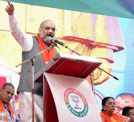 શાહે વધુમાં કહ્યું કે, ‘‘તે એક સંયોગ પણ છે કે જે વર્ષે સોનિયા ગાંધી કોંગ્રેસમાં આવ્યા, તે સમય કોંગ્રેસની સરકારે પ્રમોશન માટે આરક્ષણનો વિરોધ કર્યો હતો. જ્યારે જે વર્ષે રાહુલ ગાંધી કોંગ્રેસના અધ્યક્ષ બન્યા, તે વર્ષે તેમણે એસસી/એસટી કાયદો અને ઓબીસી કમીશનનો જ વિરોધ કર્યો હતો. તેમની પછાત વિરોધી માનસિકતા આમાં દેખાઇ રહી છે. રાહુલ ગાંધીથી સંશોધન અથવા ઇમાનદારીની આશા રાખવી મુશ્કેલ છે પરંતુ તમે મંડલ કમિશન દરમિયાન રાજીવ ગાંધીના ભાષણ સાંભળી લો, જેમાં તેમણે તેનો વિરોધ કર્યો હતો.’’