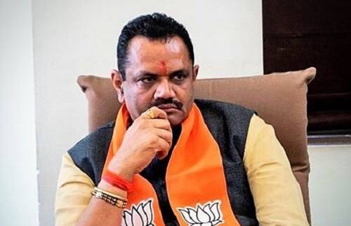 અમદાવાદ: માળિયા હાટીનાની મોટી ધણેજ સહકારી મંડળીએ ખરીદેલી મગફળીમાં મસમોટું કૌભાંડ બહાર આવ્યું હતું. આ કૌભાંડમાં માળિયાના તાલુકા ભાજપ પ્રમુખ અને યુવા મોરચાના ઉપપ્રમુખના નામ ખૂલતાં બંનેને ભાજપે સસ્પેન્ડ કર્યાં હતા. મગફળી કૌભાંડને કોંગ્રેસ-ભાજપ સામે રાષ્ટ્રીય મુદ્દો બનાવવા જઈ રહી છે. 