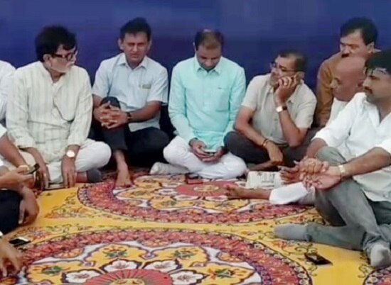 મગફળીના જથ્થામાં ધૂળ ભેળવવાના કૌભાંડમાં પોલીસે બુધવારે જેતપુરના વિશાલ નામના શખ્સને દબોચી લીધો હતો. મગફળીમાં ધૂળ ભેળવવામાં વિશાલની વરવી ભૂમિકા હતી. વિશાલે પોલીસ સમક્ષ વટાણા વેરી નાખ્યા હતા. જેતપુર પાસેના ગોડાઉનમાં માટીની ભેળસેળ કરવામાં આવતી હોવાની કેફિયત આપી હતી. ભેળસેળમાં અન્ય કોઇની સંડોવણી હતી કે કેમ તે બાબતે પોલીસે વિશાલની વિશેષ પૂછપરછ શરૂ કરી હતી.